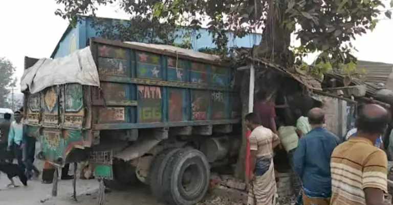 দুর্ঘটনা কবলিত ট্রাক